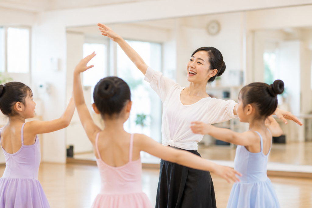 笑顔で教えるバレエ教室の先生と生徒